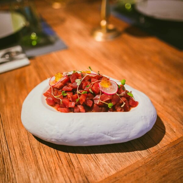 Tartar de atún con ceviche de aguacate, tomate y cebollita