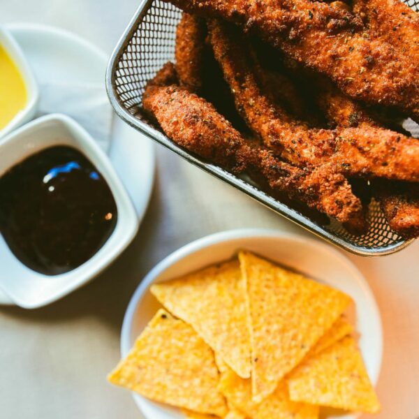 Churritos de pollo al provenzal con salsitas y chips gringos