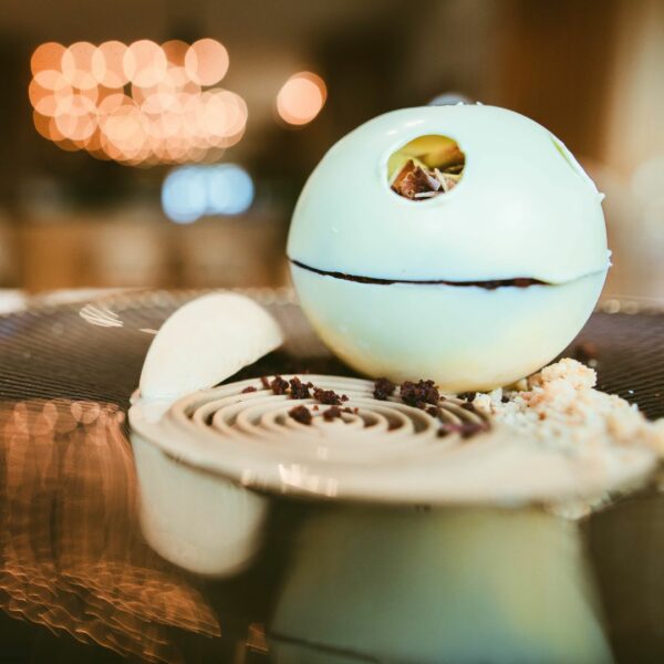Nuestra esfera de chocolate blanco rellena de tiramisú