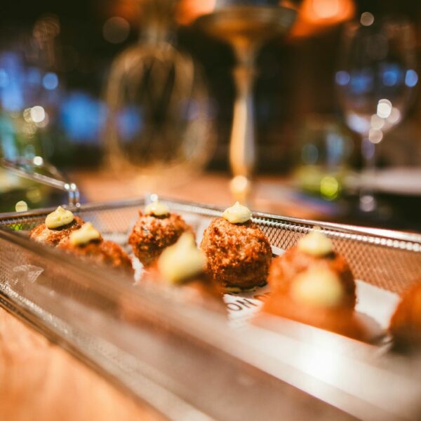 Croquetas de jamón dehesa de Extremadura, de patatera ibérica con miel y de chipirones en su tinta