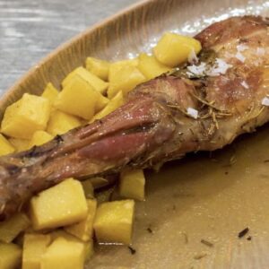 Paletilla de cabrito o cordero lechal asada al estilo tradicional