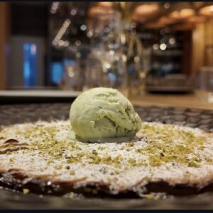Tarta fina de manzana con helado de pistacho.