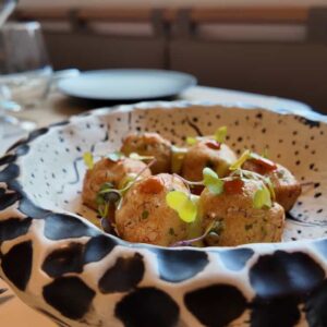 Repápalos de bacalao sobre escabeche de piquillos y mojo verde